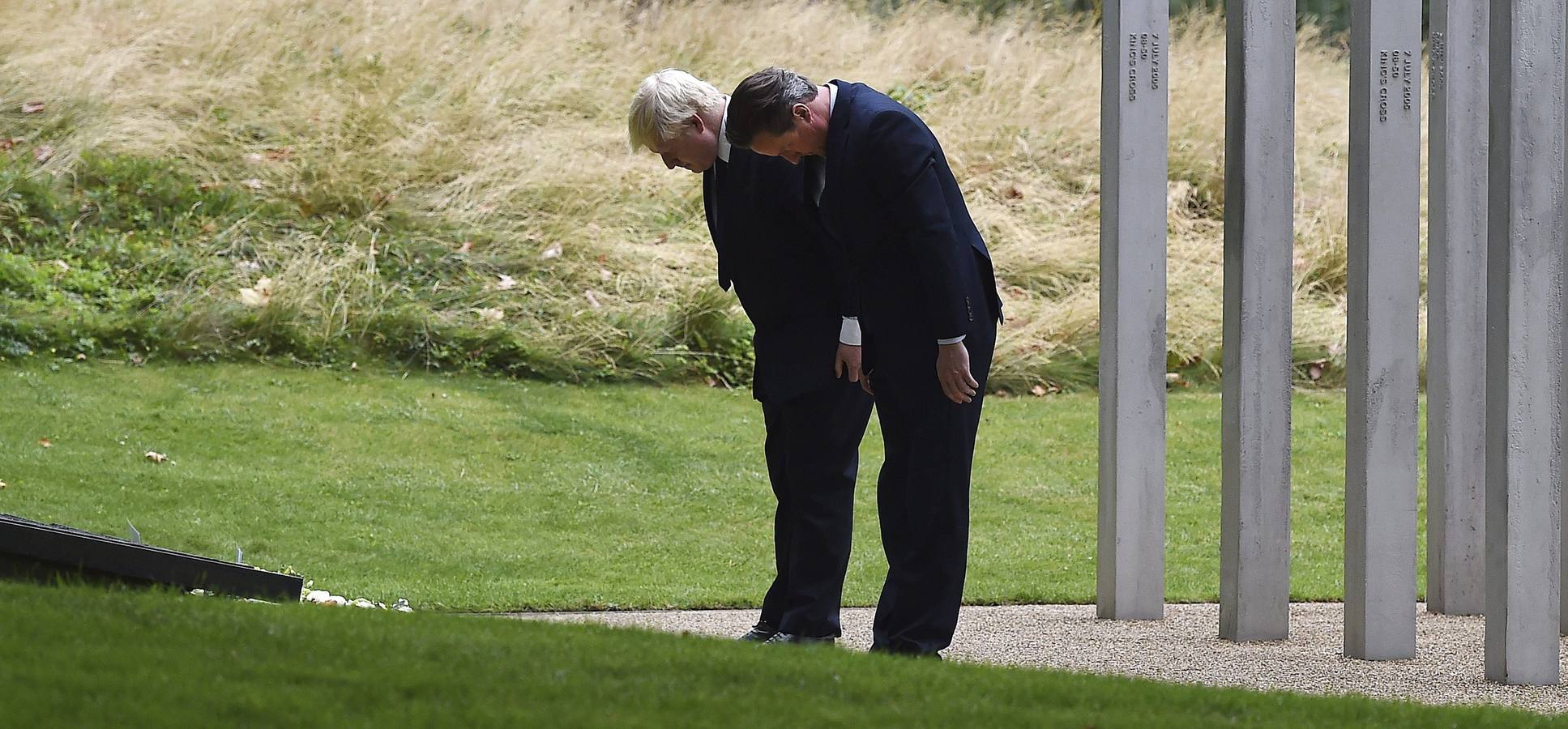 El primer ministro británico, David Cameron (d), y el alcalde de Londres, Boris Johnson, depositan una corona de flores ante el monumento a las víctimas del 7-J en Hyde Park, Londres.