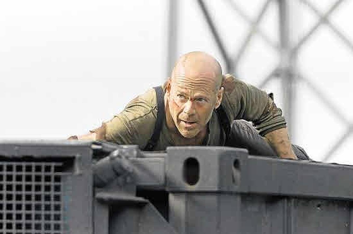 Jonh McClane en uns escena de la película la Jungla de Cristal. 