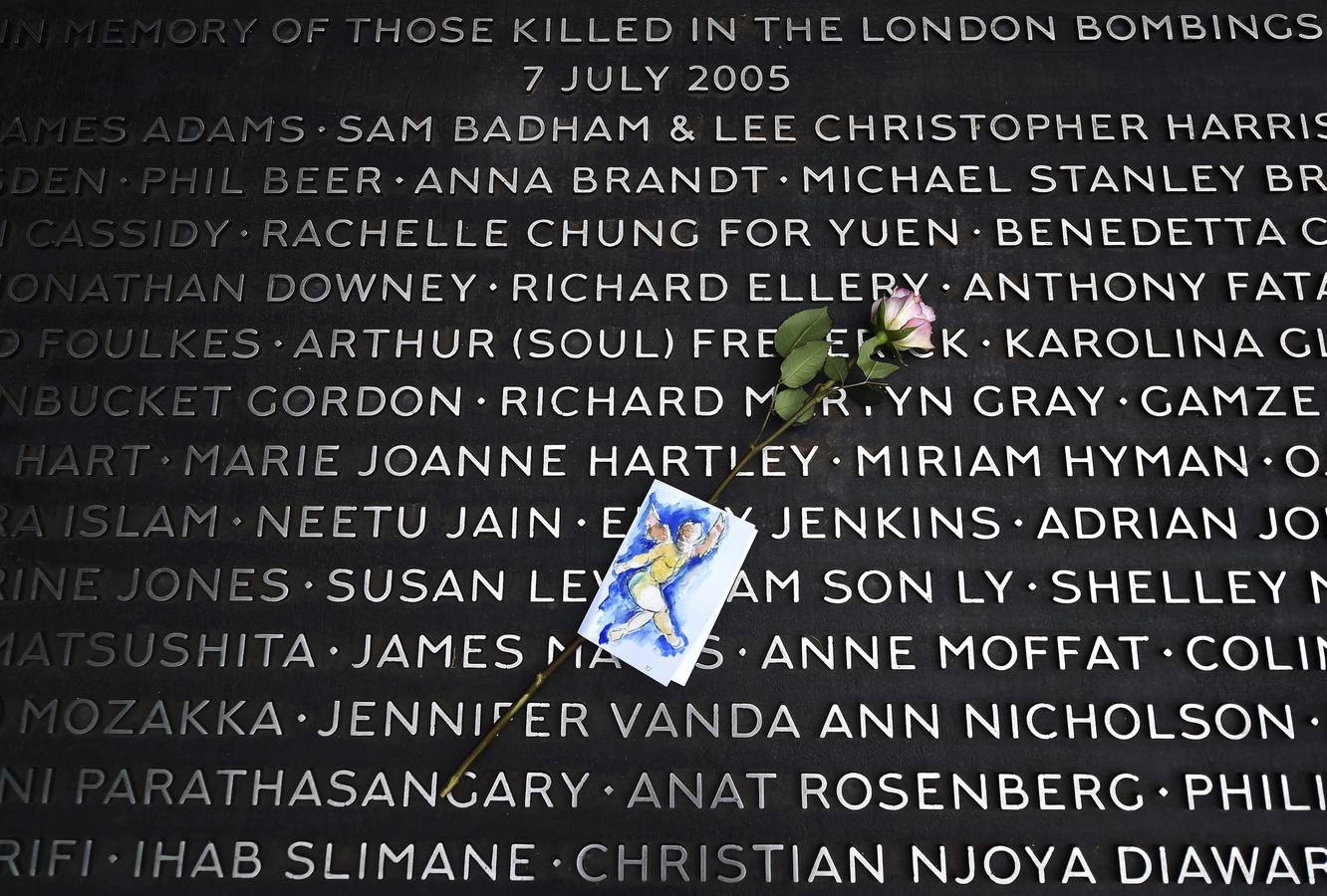 Una rosa depositada en el monumento a las víctimas del 7-J en Hyde Park.