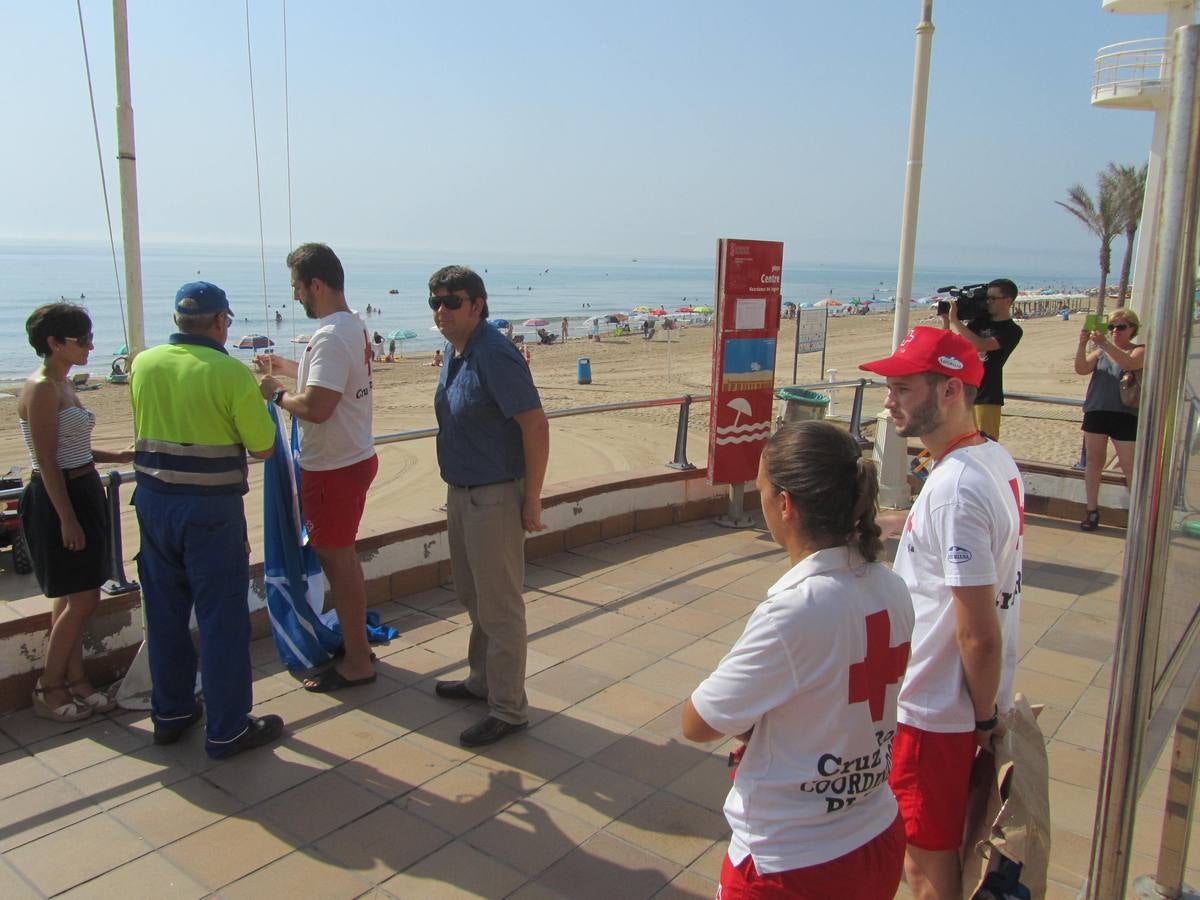 Guardamar instalan las banderas azules en la playa