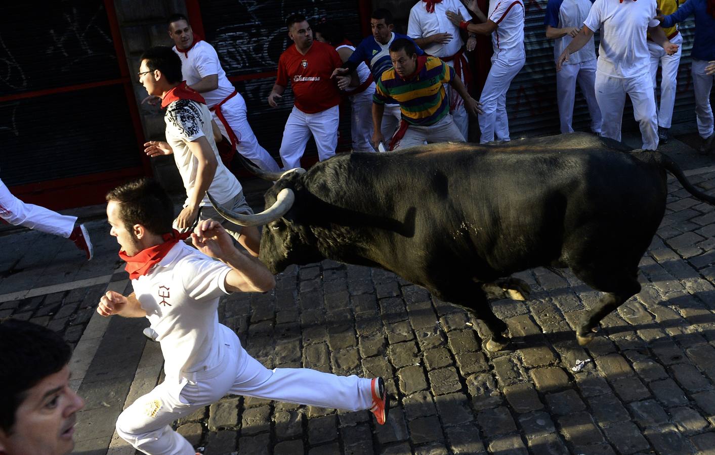 Un toro adelantado siembra el peligro en el tercer encierro