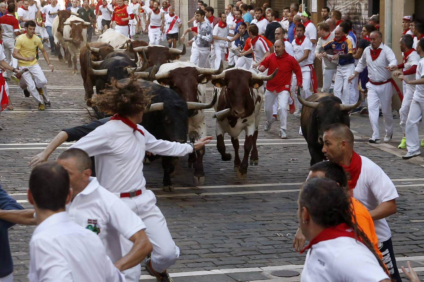 Un toro adelantado siembra el peligro en el tercer encierro