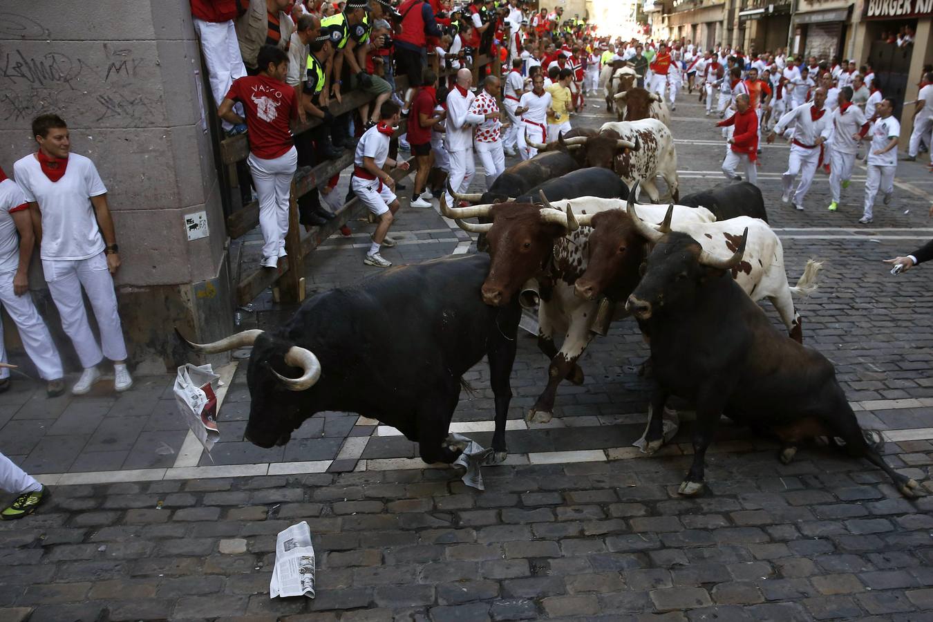 Un toro adelantado siembra el peligro en el tercer encierro