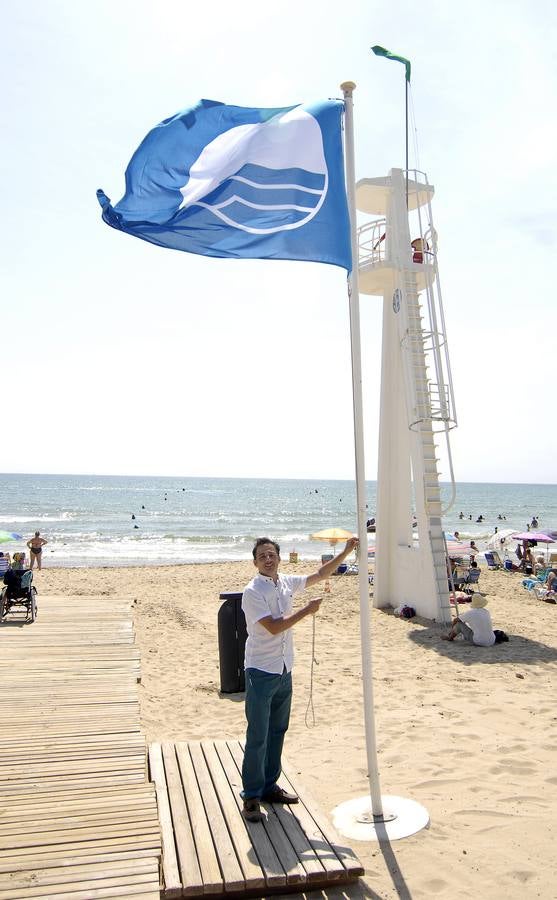 Izado de la Bandera Azul en la playa de La Marina de Elche