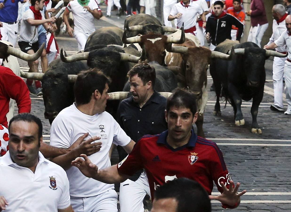 Participantes a punto de ser alcanzados por los toros.