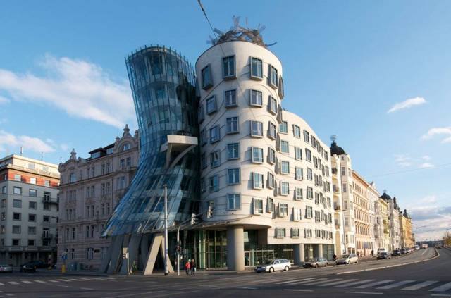 Casa Danzante (Praga). Obra de Frank Gehry y Vlado Milunic que emula a Fred Astaire y Ginger Rogers bailando.