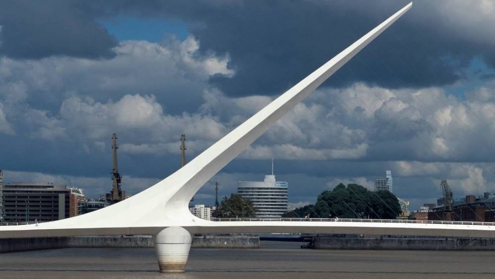 Puente de la mujer (Buenos Aires). Santiago Calatrava se inspiró para hacer este puente en Buenos Aires, en una pareja bailando tango.