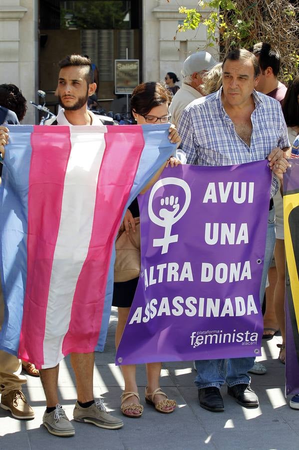 Concentración en repulsa por la muerte del transexual en La Albufereta