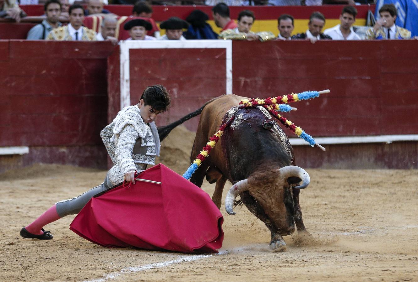 Álvaro Lorenzo. Durante si faena con la muleta a "Hilandero", de la ganadería el Ventorillo, el tercero de la noche al que cortó una oreja.