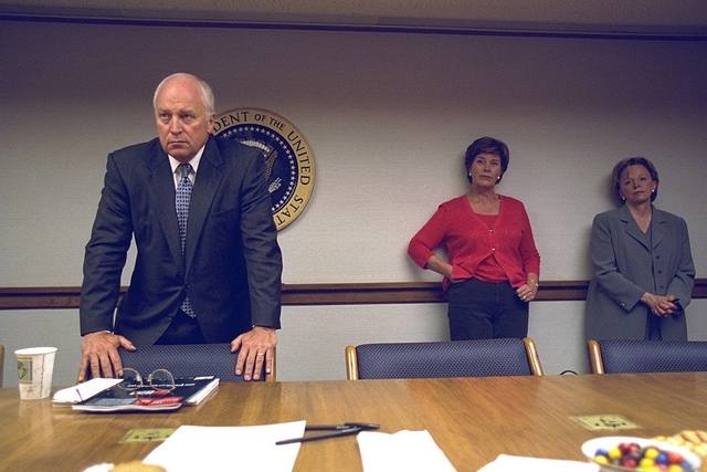 El vicepresidente Cheney, con Laura Bush, Lynne Cheney y otros miembros del equipo del presidente en sala de Emergencias del Presidente de EE UU (PEOC)