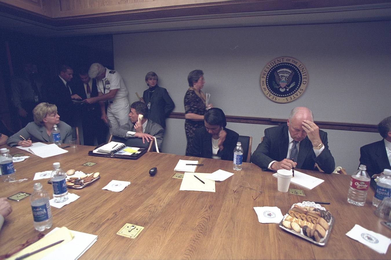 El vicepresidente Dick Cheney y la asesora de Seguridad Nacional, Condoleezza Rice, en la en la sala de Emergencias del Presidente de EE UU