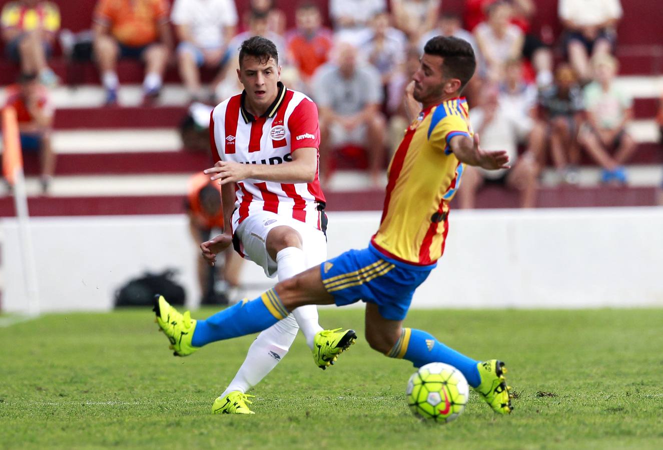 La victoria del Valencia en Alzira frente al PSV, en imágenes