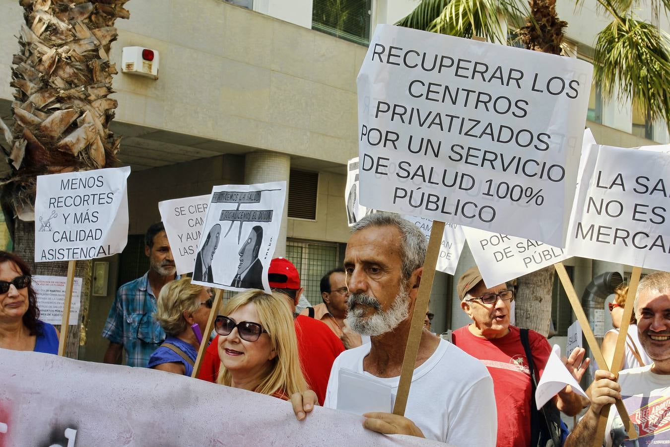 Concentración en unión con la marea blanca de Alicante