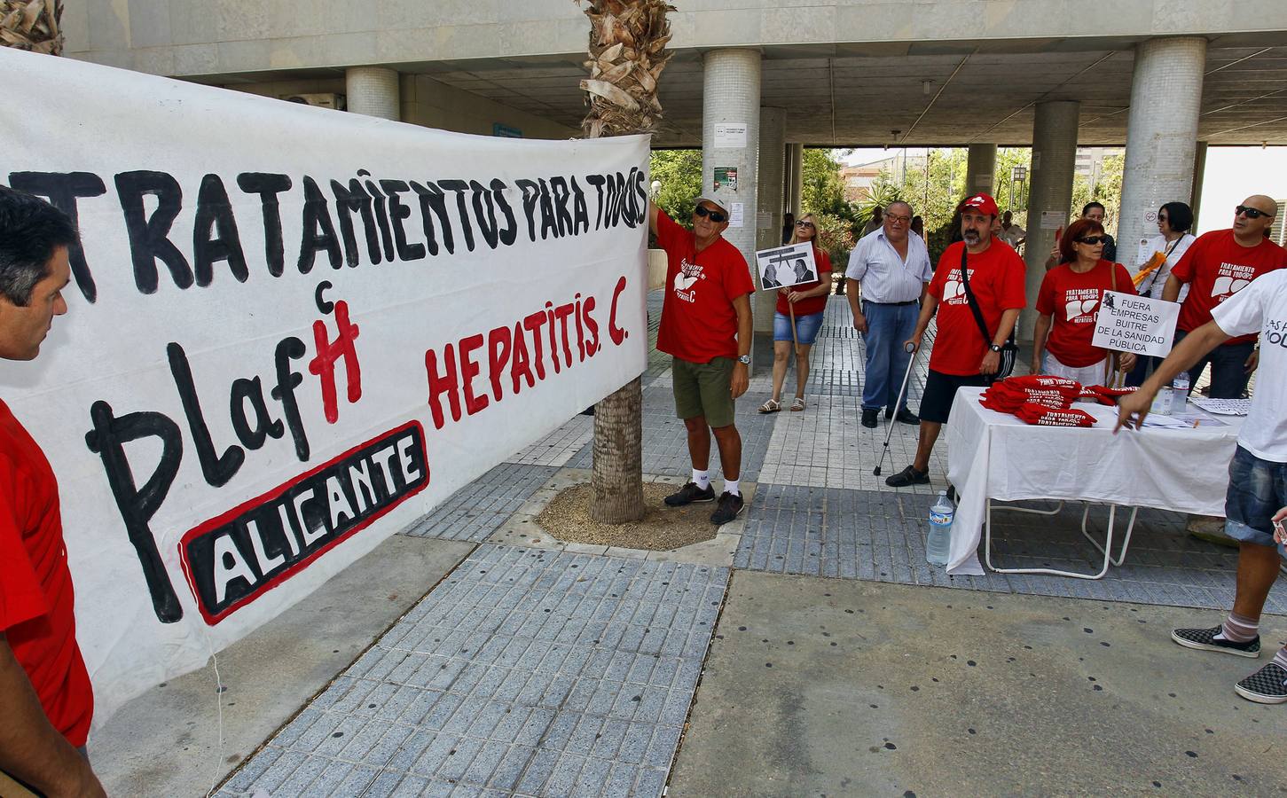 Concentración en unión con la marea blanca de Alicante