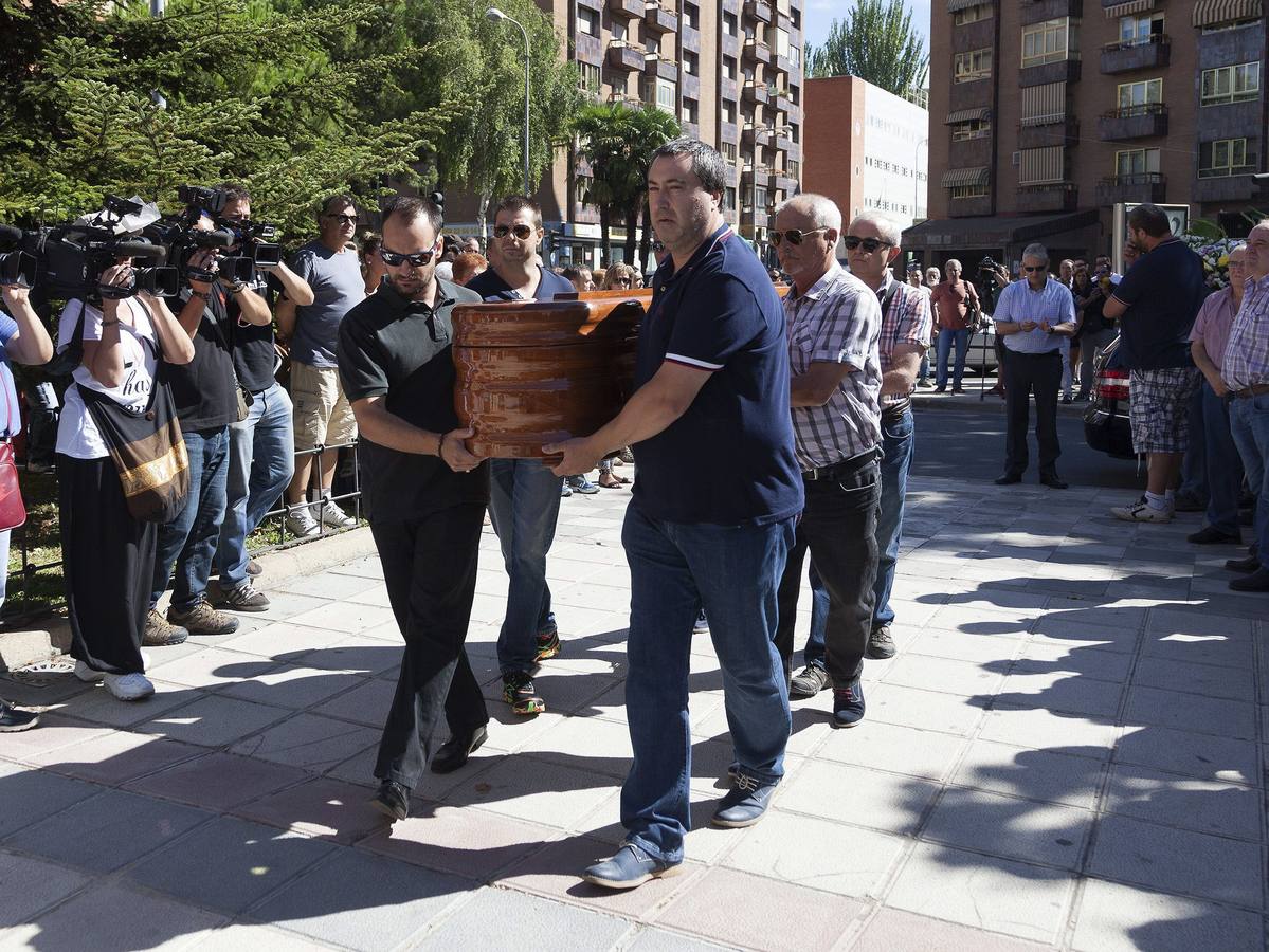 El féretro con los restos mortales de Laura del Hoyo a su llegada a la iglesia de San Fernando, en Cuenca.