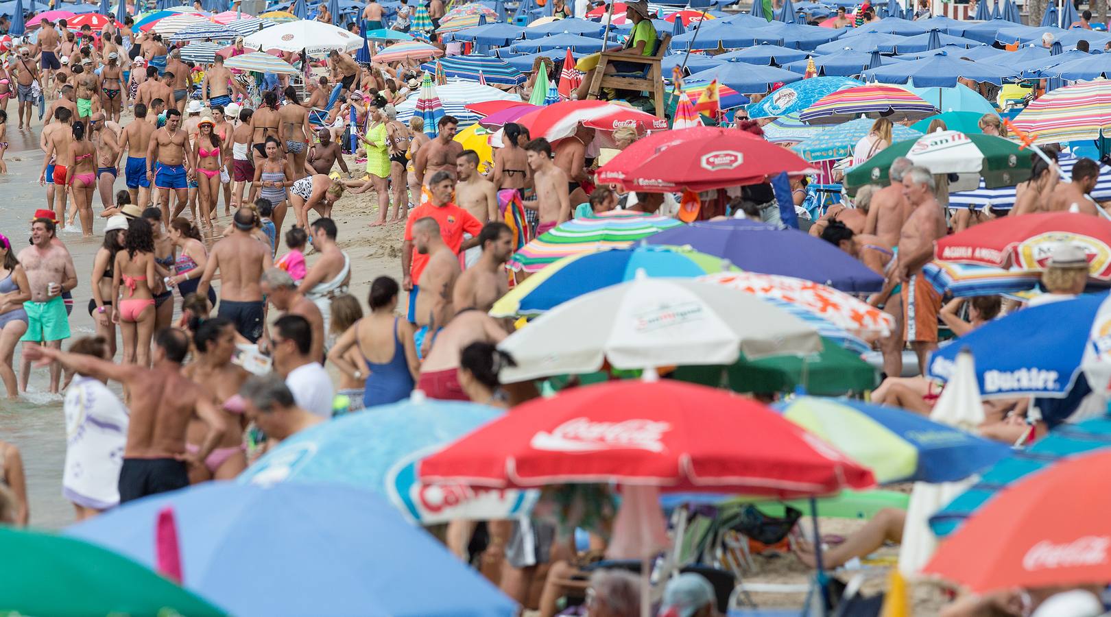 La playa de Benidorm, abarrotada