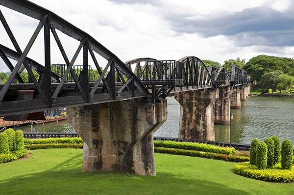 2. Puente de Kanchanaburi (Tailandia). De exótica estructura y en Tailandia encontramos el puente de Kanchanaburi, que aparece en la película 'Puente sobre el río Kway', de 1957