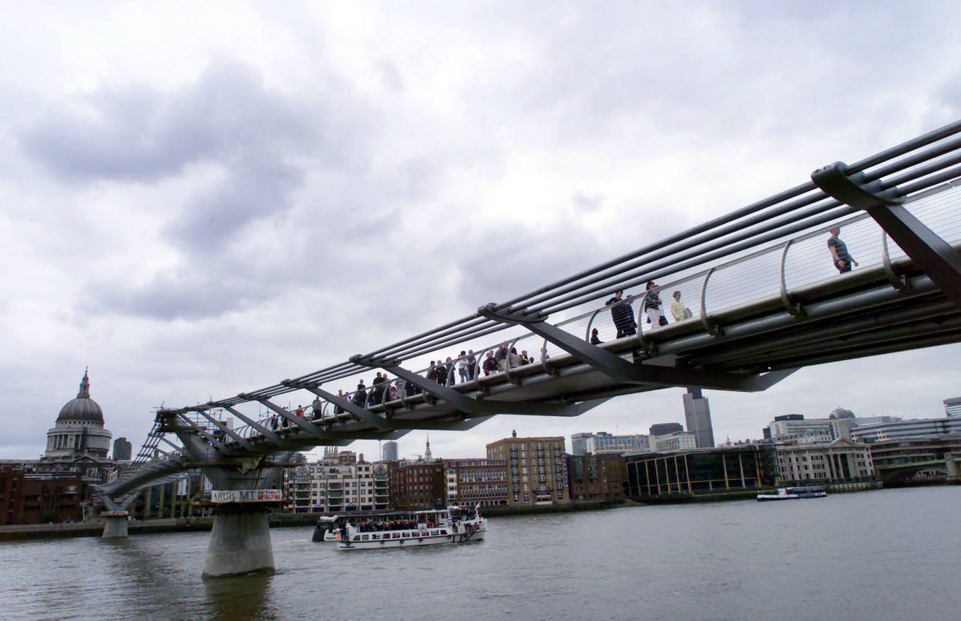 8. El puente del Milenio (Londres). Este puente colgante que cruza el río Támesis aparece en una de las películas de la saga de Harry Potter, más concretamente en 'Harry Potter y el misterio del príncipe'