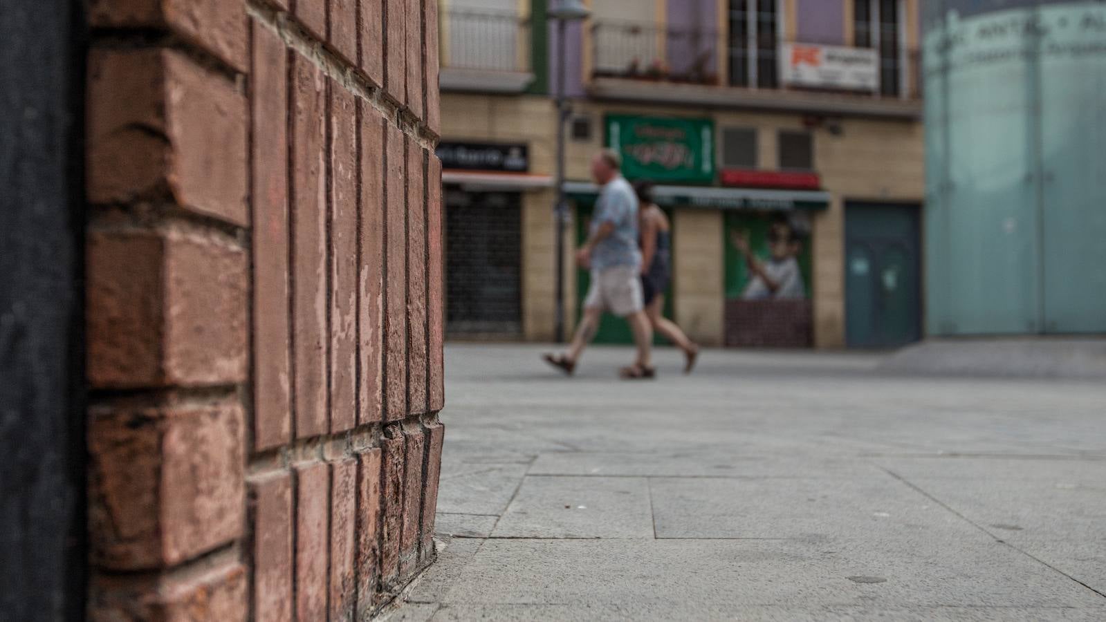 Los guardianes de la puerta al Barrio de Alicante