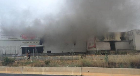 Incendio Industrial en la Pista de Ademuz, a la altura de Paterna