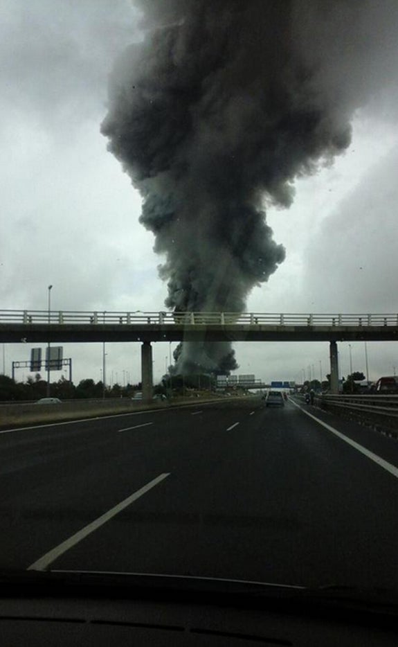 Incendio Industrial en la Pista de Ademuz, a la altura de Paterna