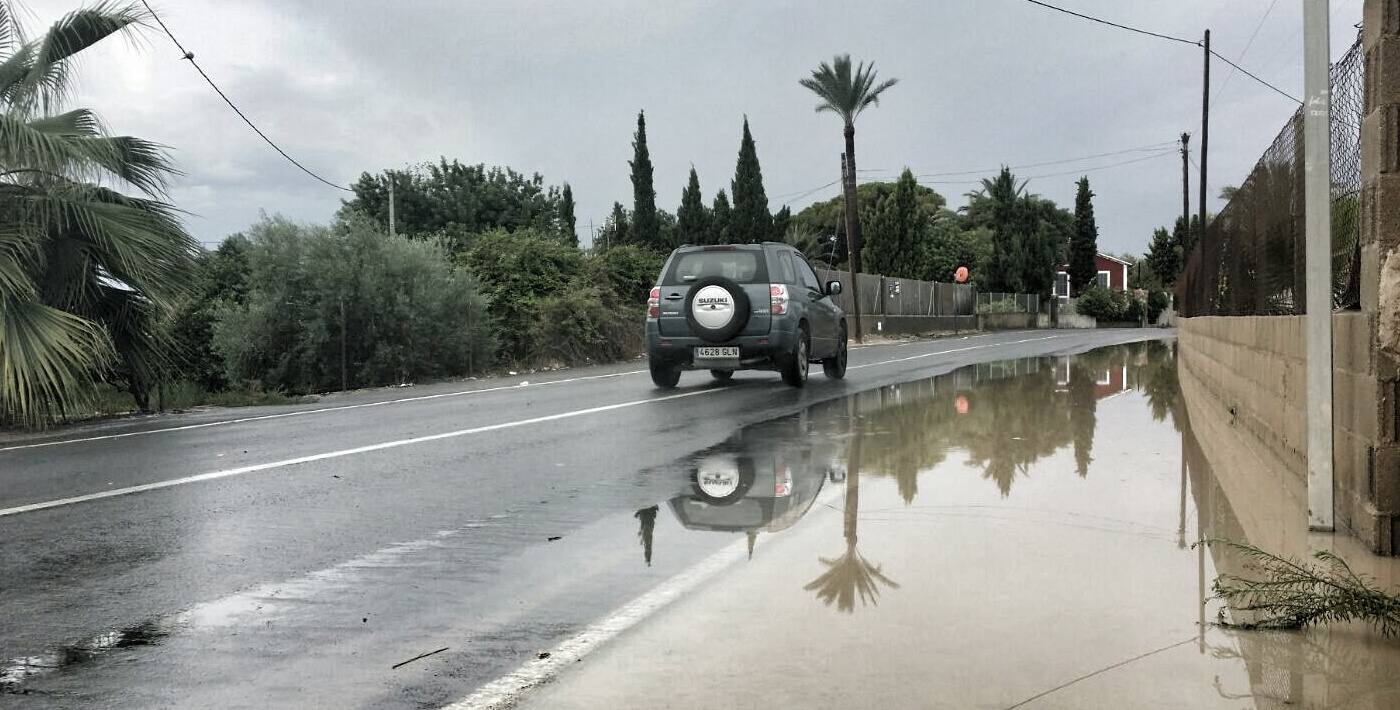 Una tromba agua anega garajes y sótanos y colapsa Alicante, San Juan, Mutxamel y Elche