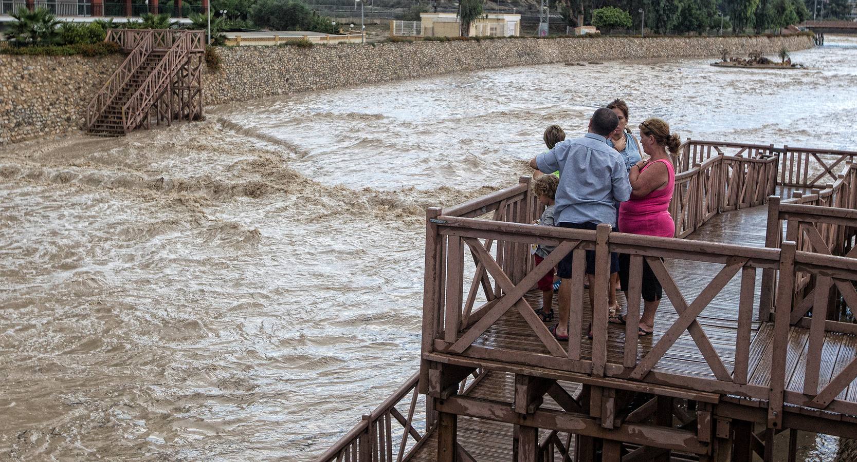 Una tromba agua anega garajes y sótanos y colapsa Alicante, San Juan, Mutxamel y Elche