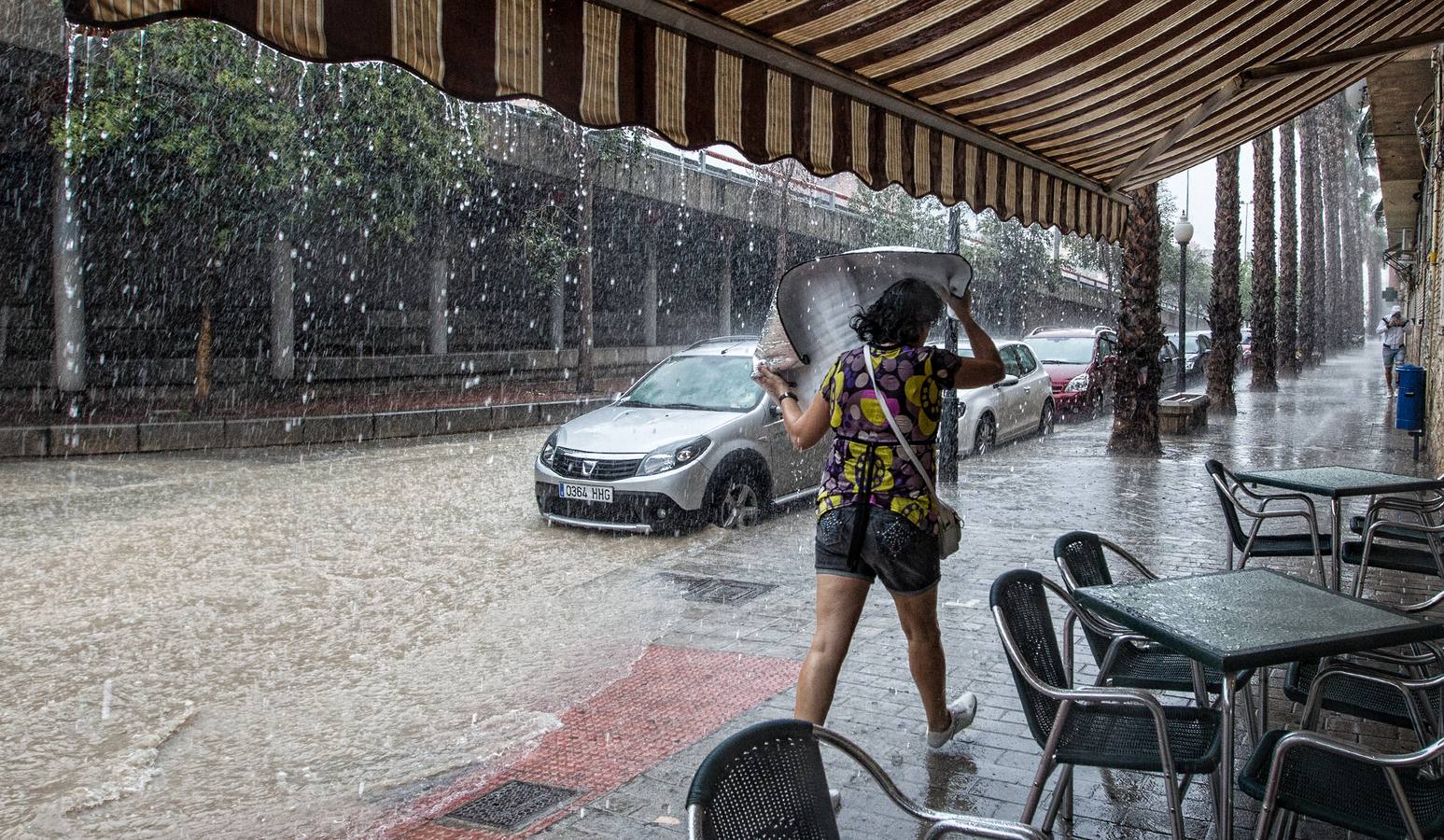 Una tromba agua anega garajes y sótanos y colapsa Alicante, San Juan, Mutxamel y Elche