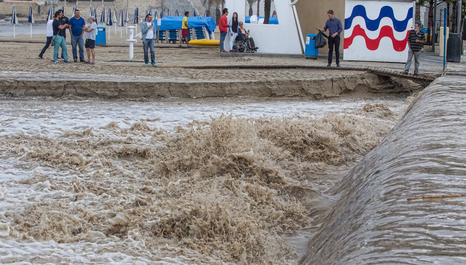 Una tromba agua anega garajes y sótanos y colapsa Alicante, San Juan, Mutxamel y Elche