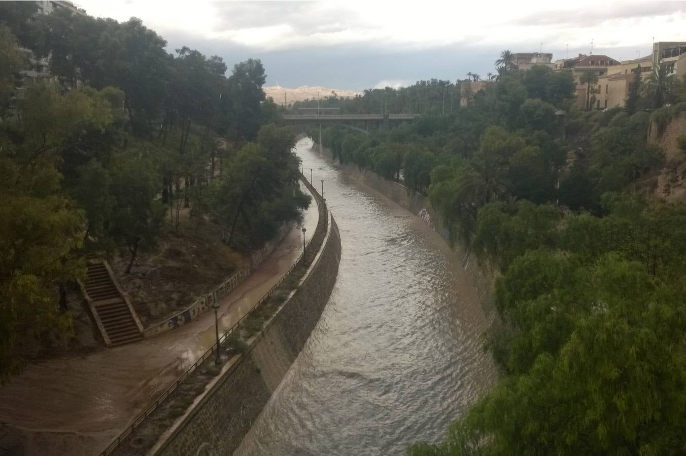 Una tromba agua anega garajes y sótanos y colapsa Alicante, San Juan, Mutxamel y Elche