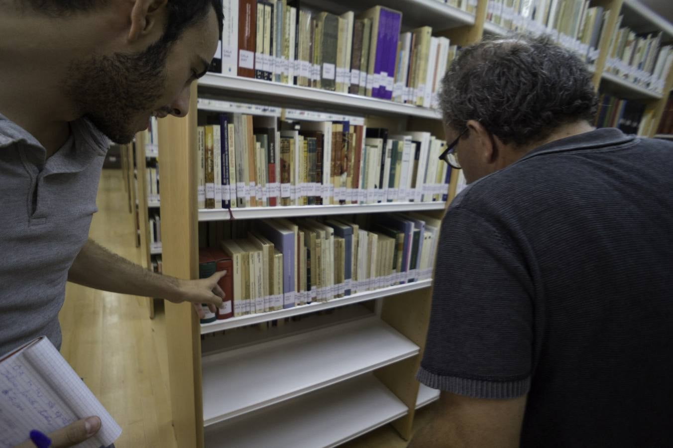 El director de la FMH cede cinco mil libros a la la biblioteca Fernando de Loaces