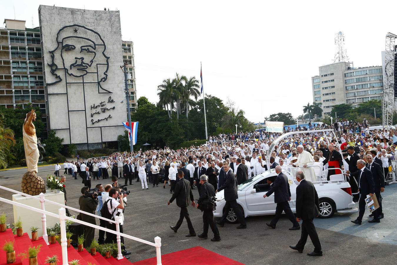 Francisco se un baño de masas en La Habana