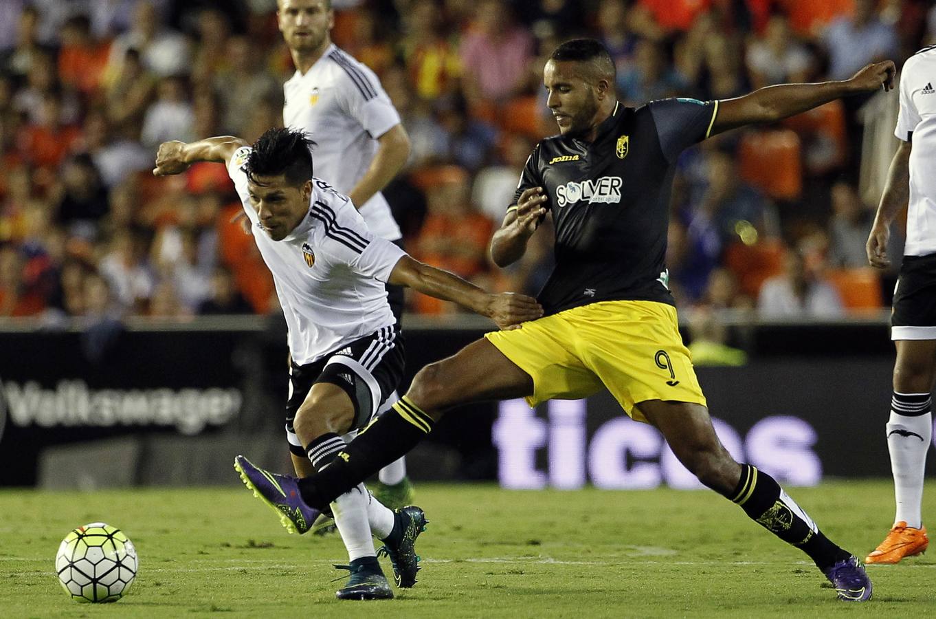 El Valencia recibe al Granada con necesidad de victoria