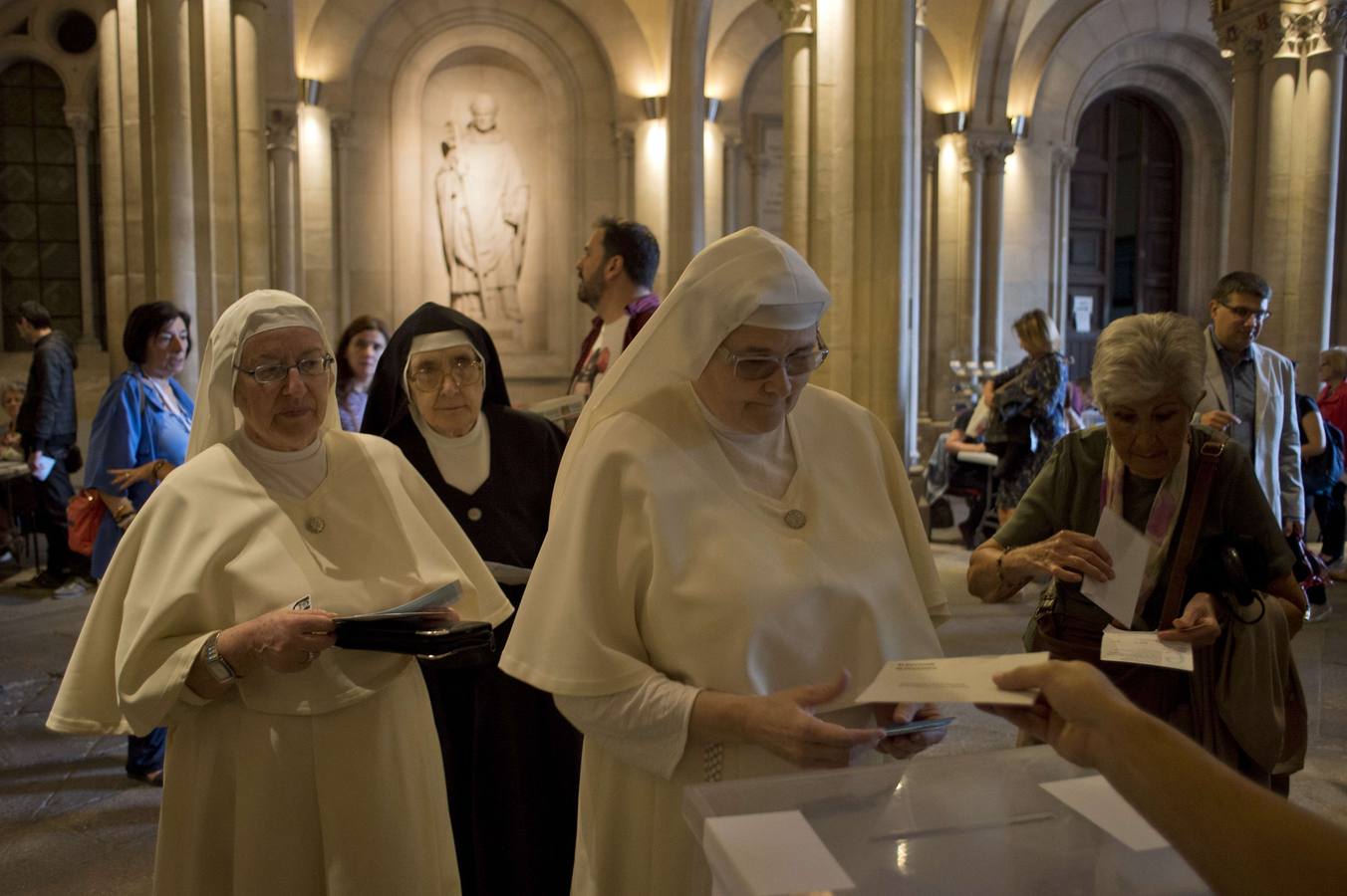 Varias monjas se preparan para votar en Barcelona.