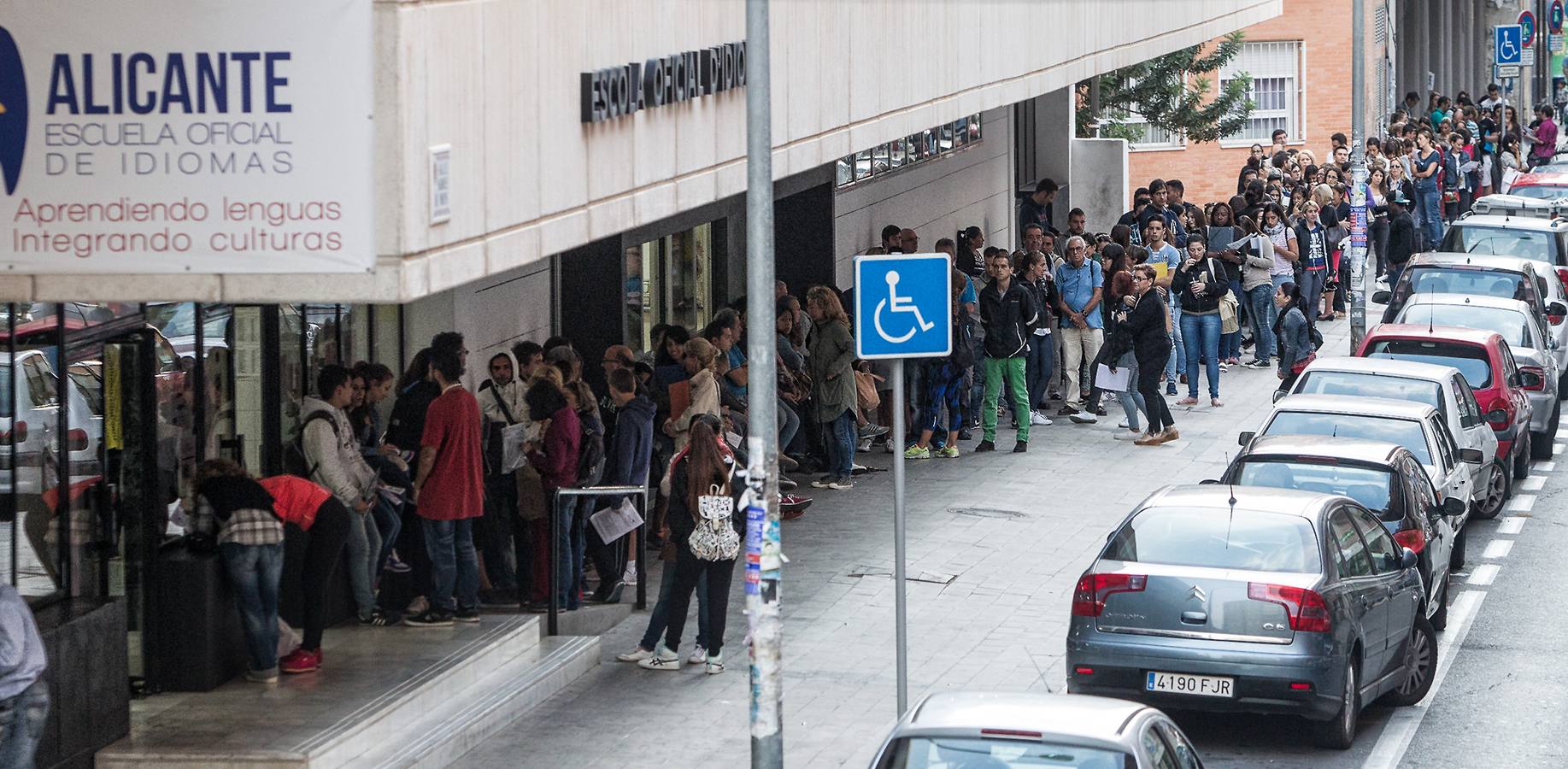 Colas en la Escuela Oficial de idiomas de Alicante para la asignación de vacantes