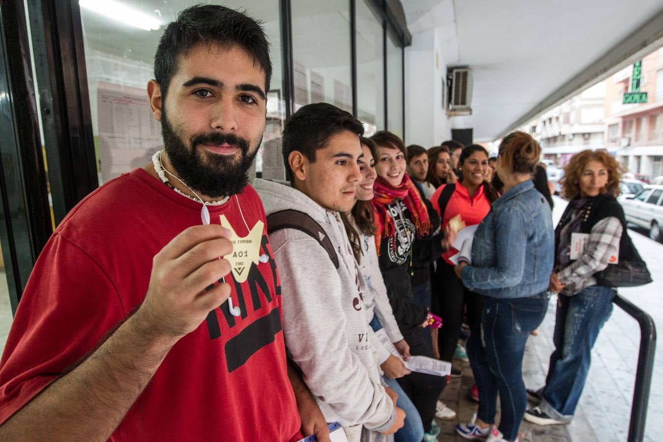 Colas en la Escuela Oficial de idiomas de Alicante para la asignación de vacantes