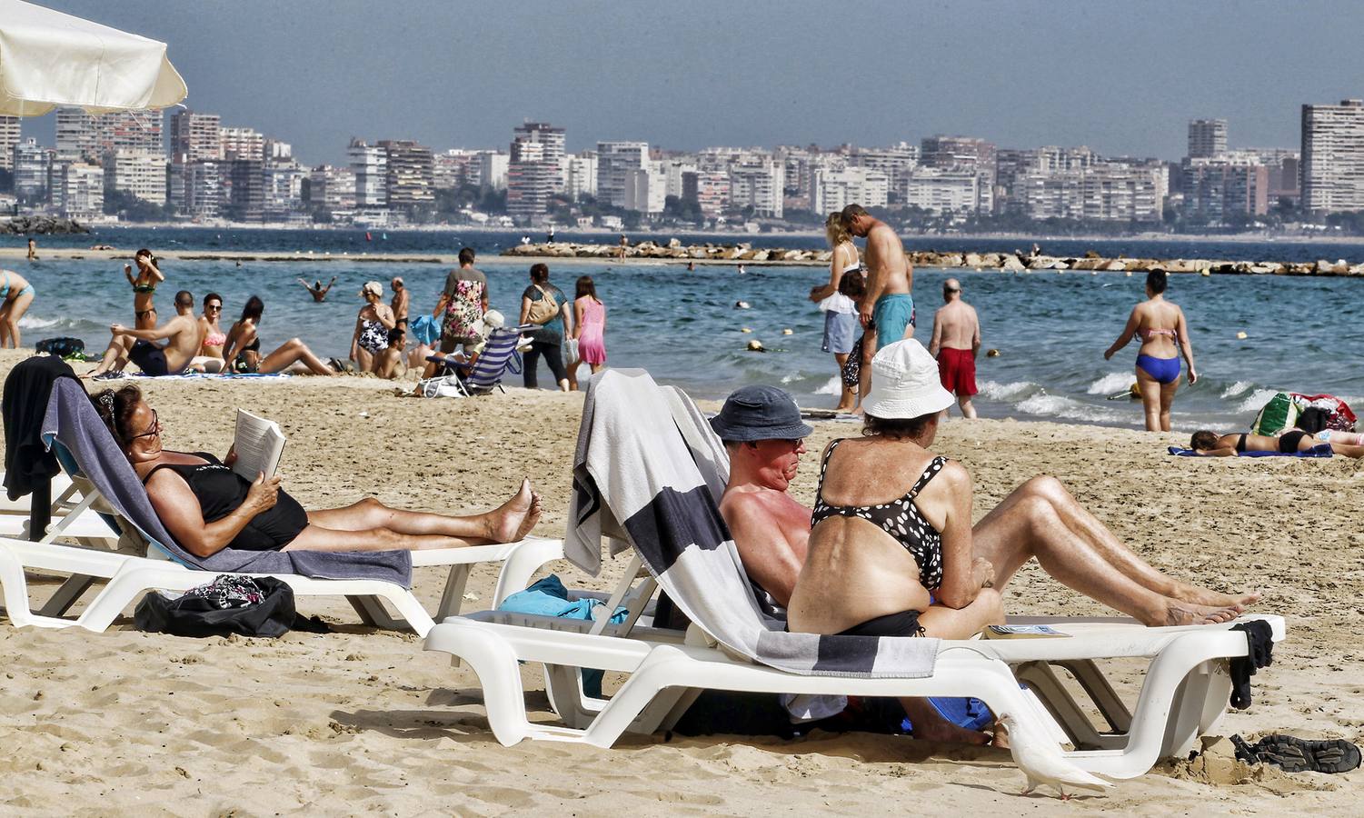 Un calor atípico llena las playas de nuevo