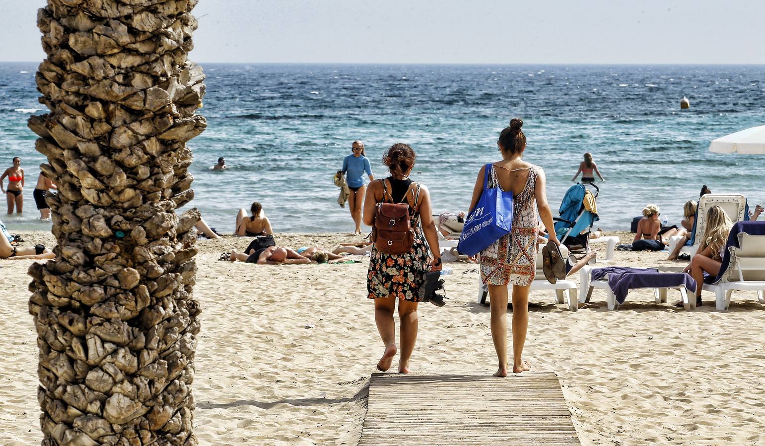 Un calor atípico llena las playas de nuevo