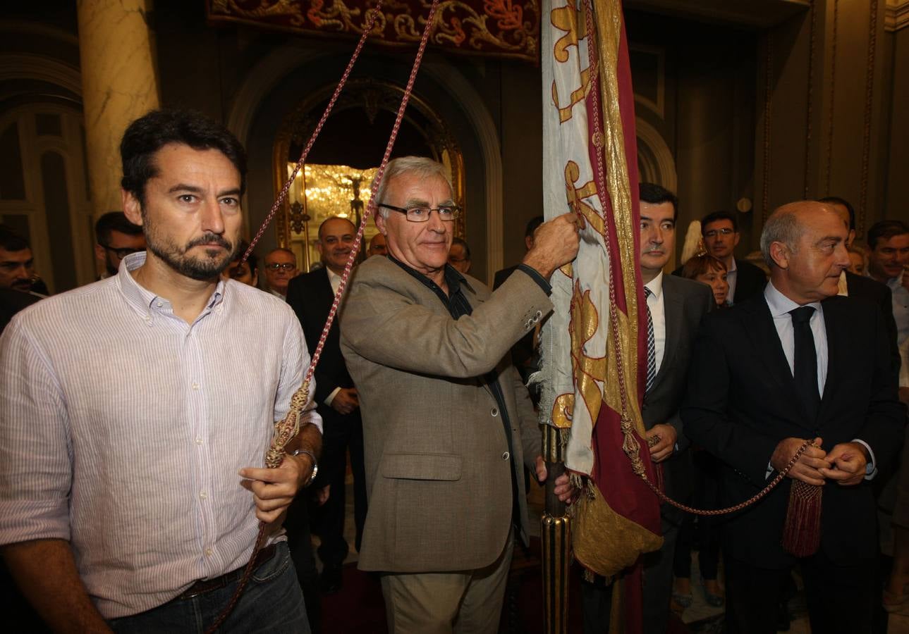 Traslado de la Senyera del Museo Histórico al Salón de Cristal del Ayuntamiento