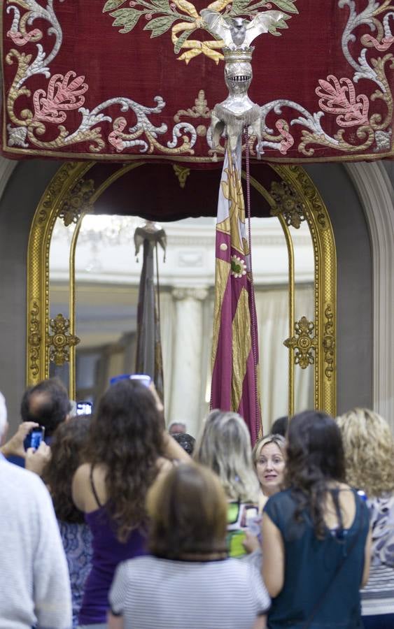 Traslado de la Senyera del Museo Histórico al Salón de Cristal del Ayuntamiento