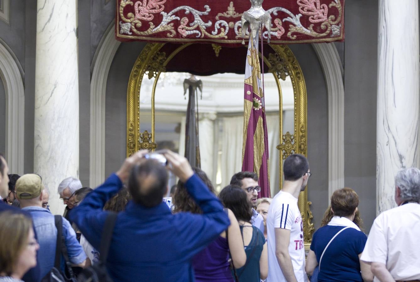 Traslado de la Senyera del Museo Histórico al Salón de Cristal del Ayuntamiento