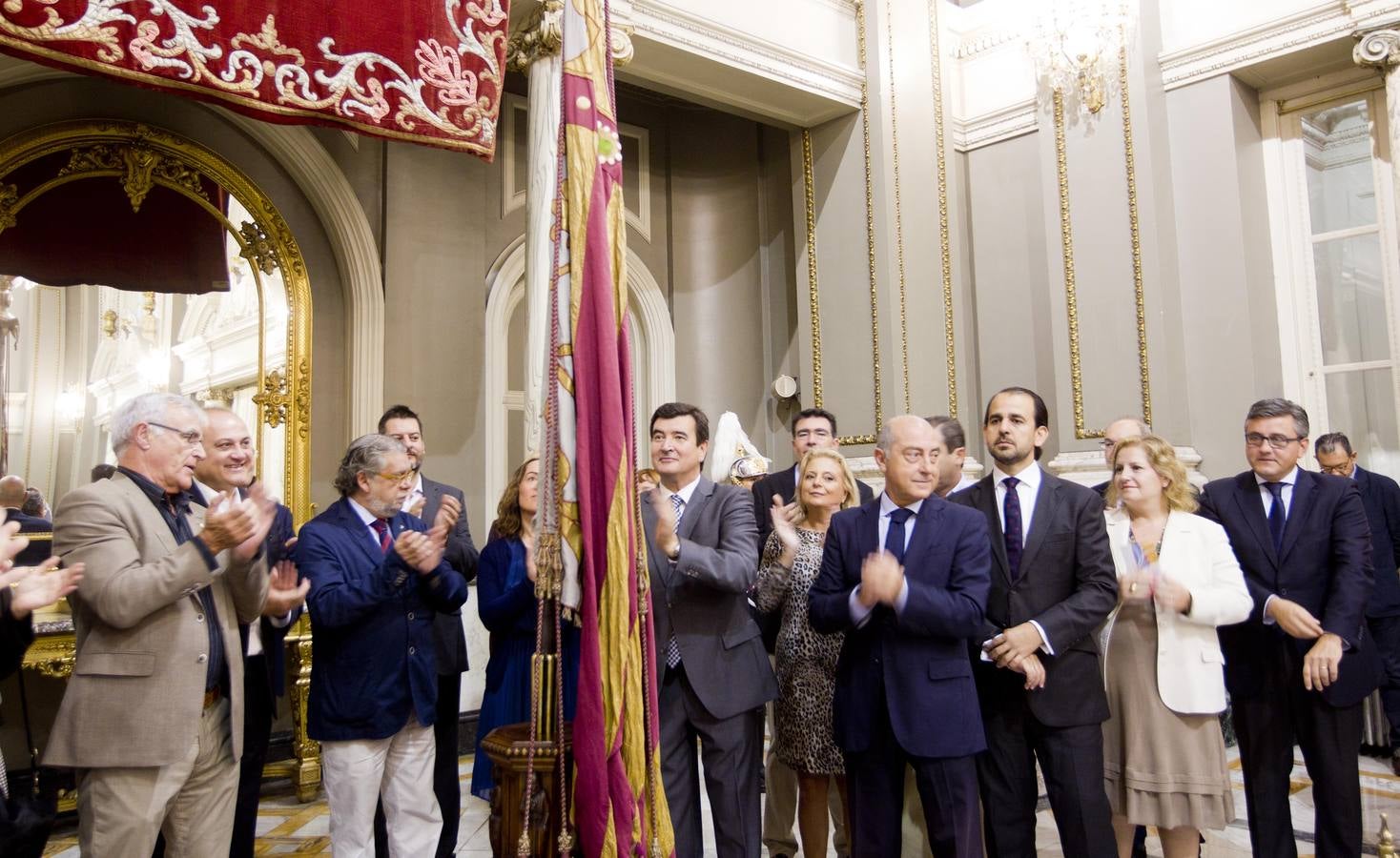 Traslado de la Senyera del Museo Histórico al Salón de Cristal del Ayuntamiento