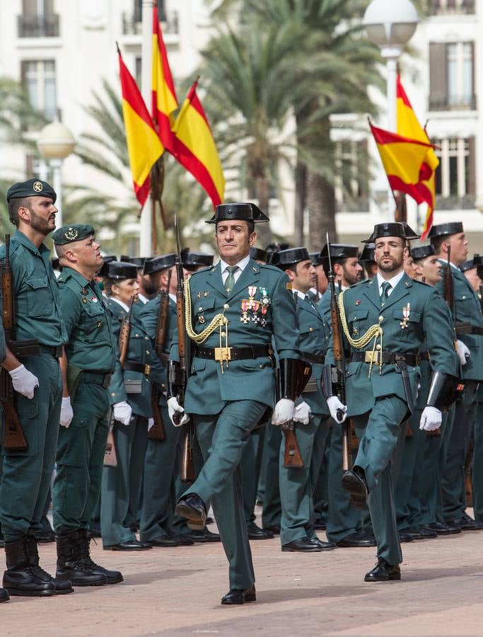 La Guardia Civil desfila por Alicante con motivo de los actos en honor a la Virgen del Pilar