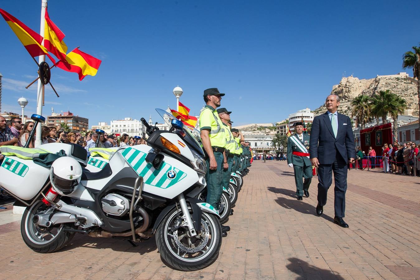 La Guardia Civil desfila por Alicante con motivo de los actos en honor a la Virgen del Pilar