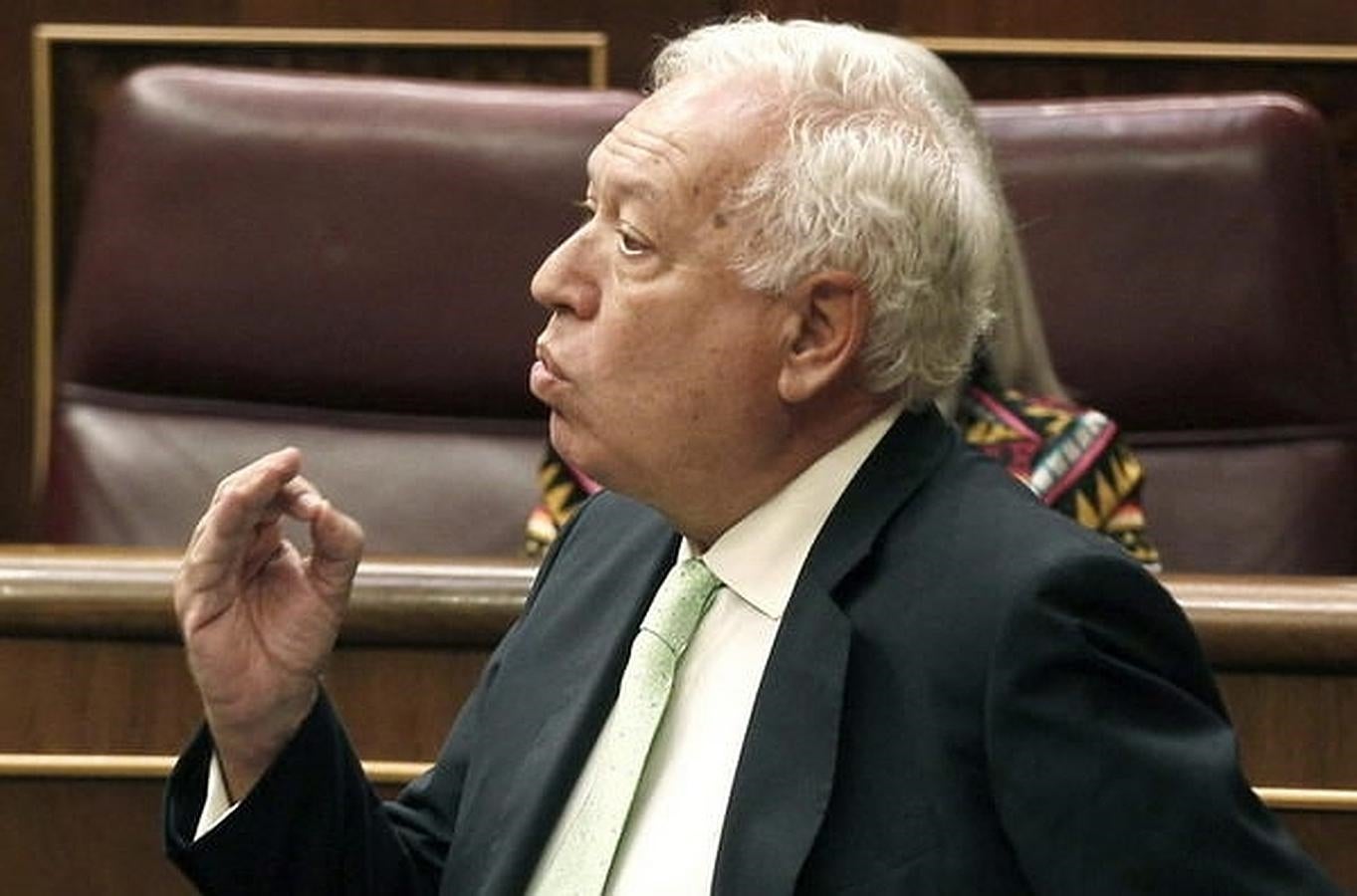 El jefe de la Diplomacia, José Manuel García-Margallo, zanjó una pregunta recomendando al diputado de Convergència (CDC) Jordi Xuclà ir "al psiquiatra" por decir que el 27 de septiembre muchos catalanes votaron "a pesar del Estado y contra el Estado".