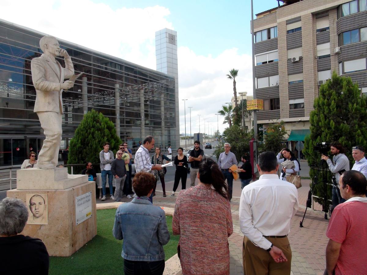 Recuerdo al poeta «a plena luz»