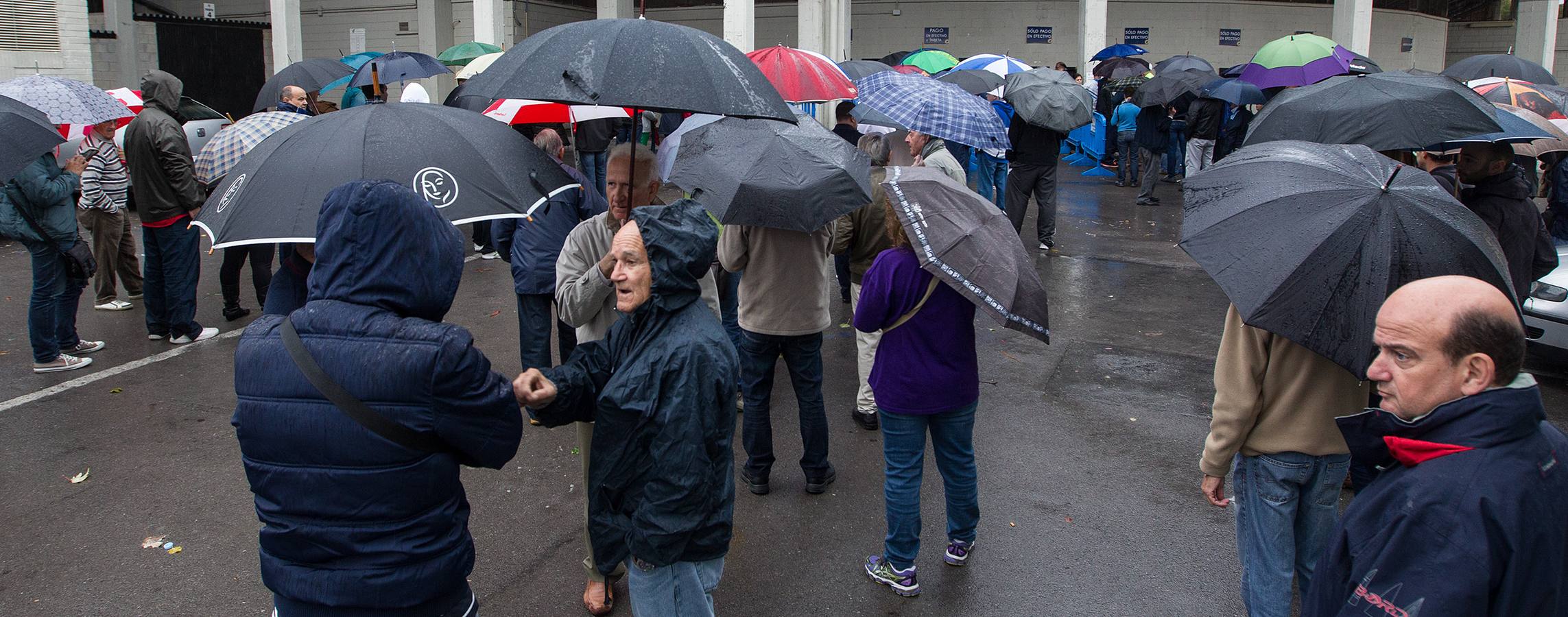 La lluvia no evita las primeras colas para ver jugar a España