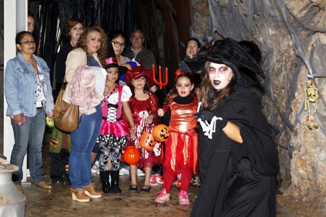 Éxito de la fiesta Halloween en Dènia