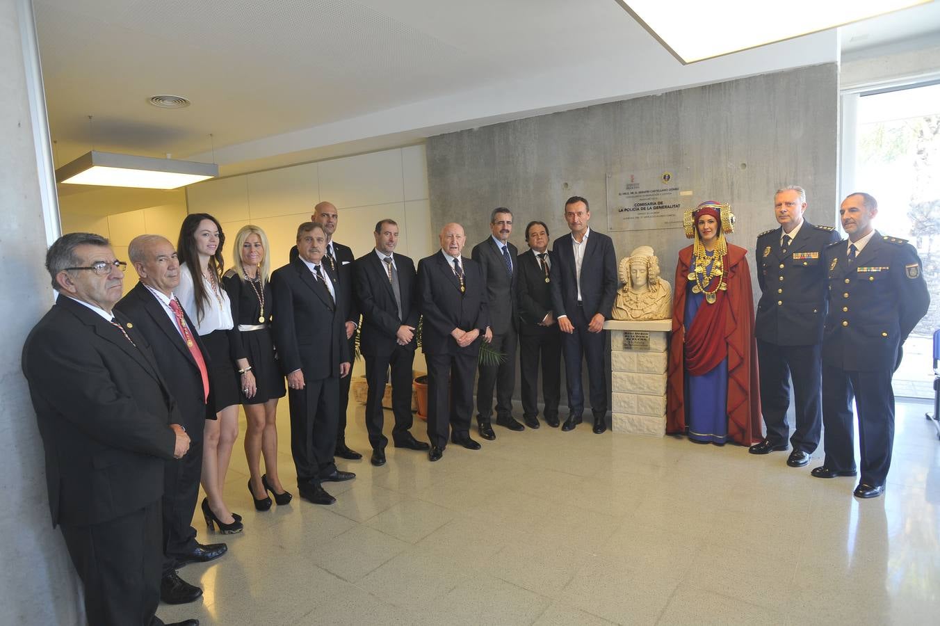 Entrega del busto de la Dama de Elche a la Policía autonómica