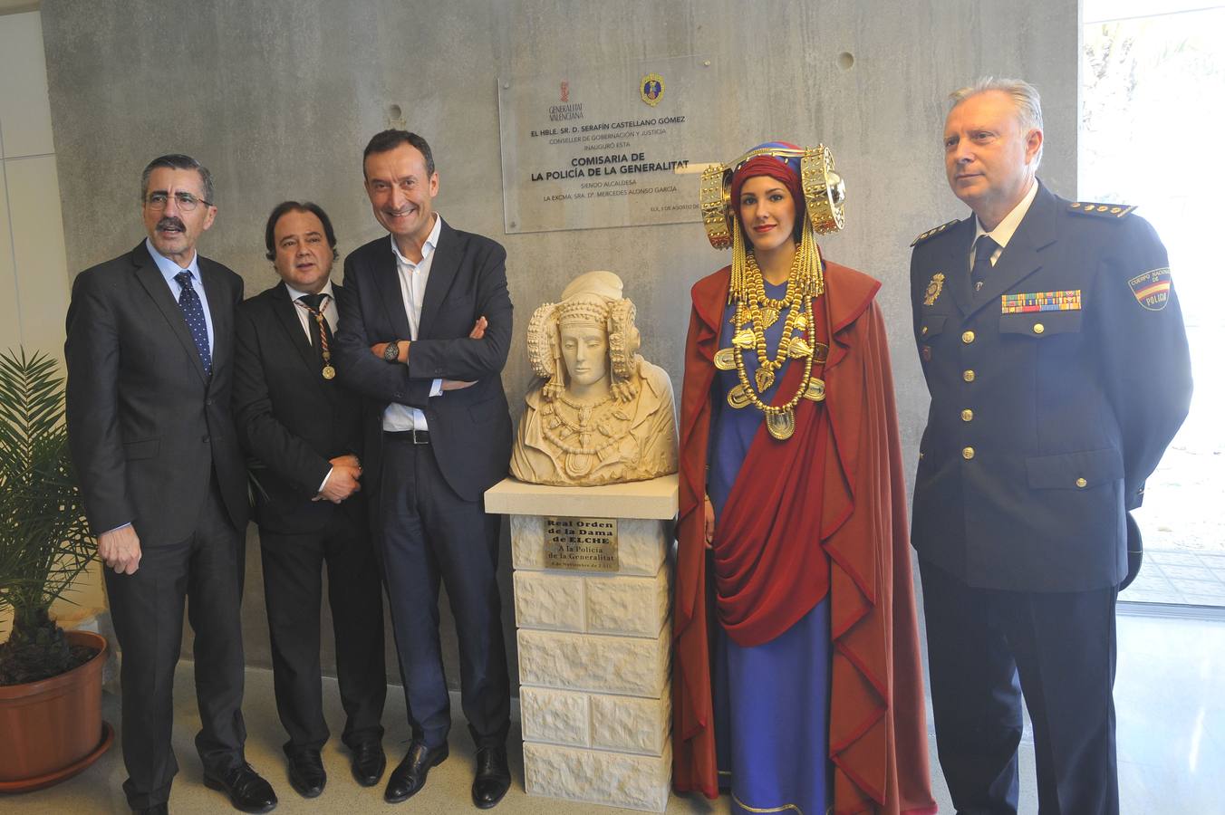 Entrega del busto de la Dama de Elche a la Policía autonómica